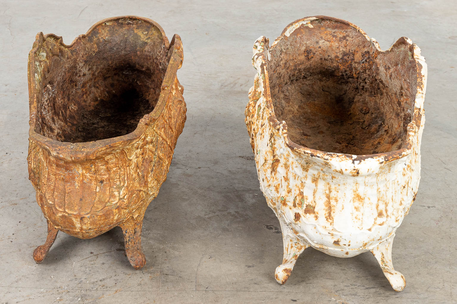 A pair of garden vases made of cast iron. (H:28cm)