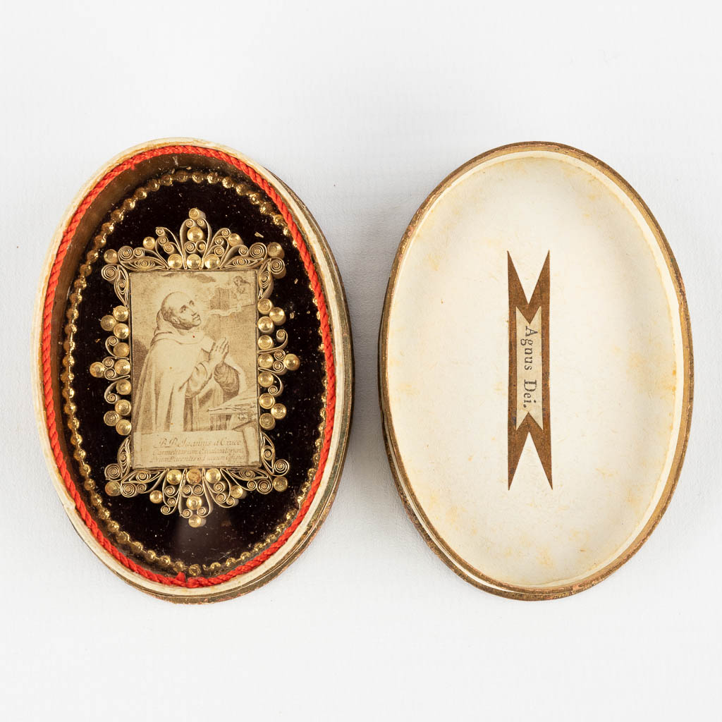 A collection of two Agnus Dei. (W:4,6 x H:7,5 cm)