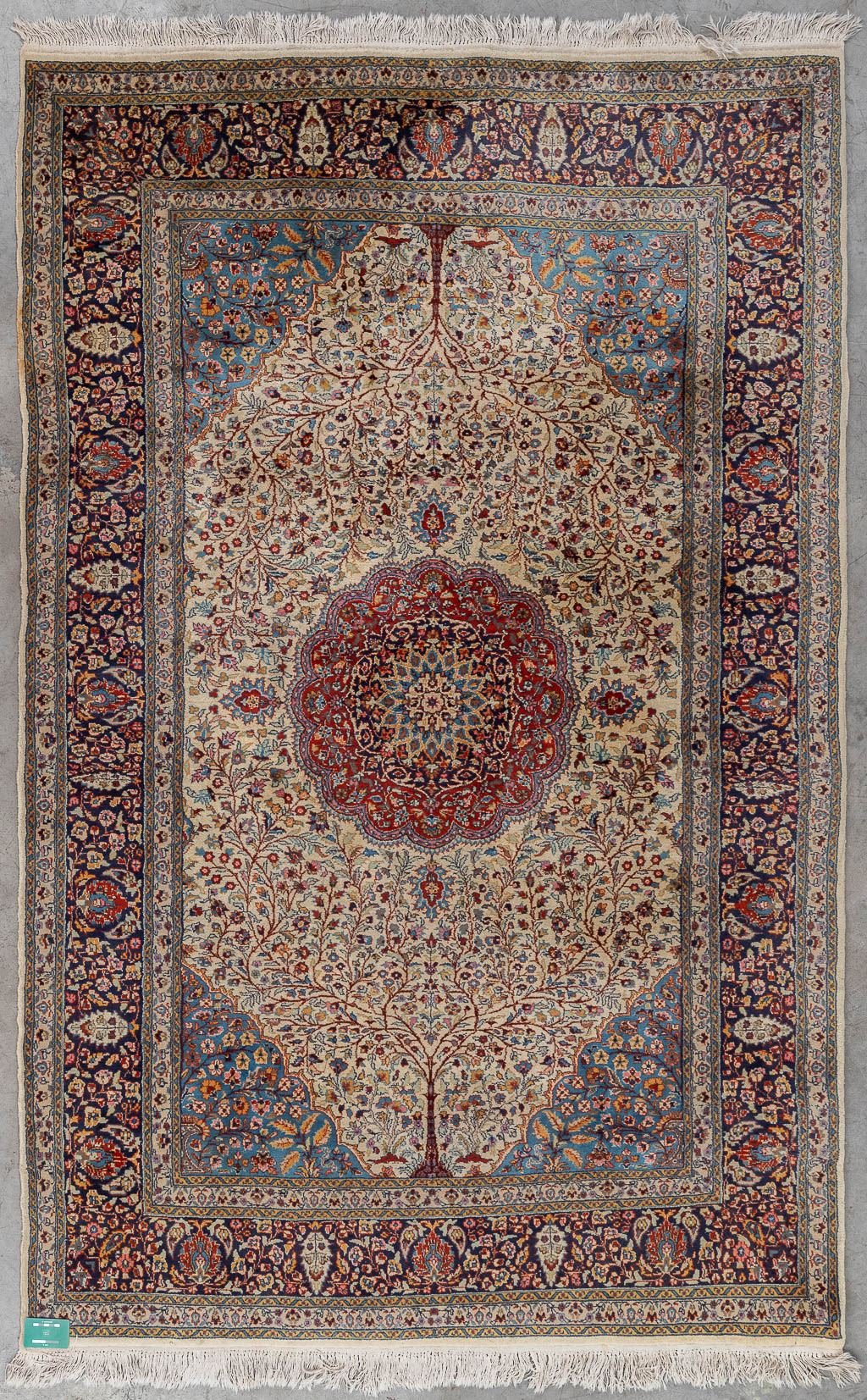 Een Oosters handgeknoopt tapijt, bloemendecor, Tabriz. (L: 245 x W: 156 cm)
