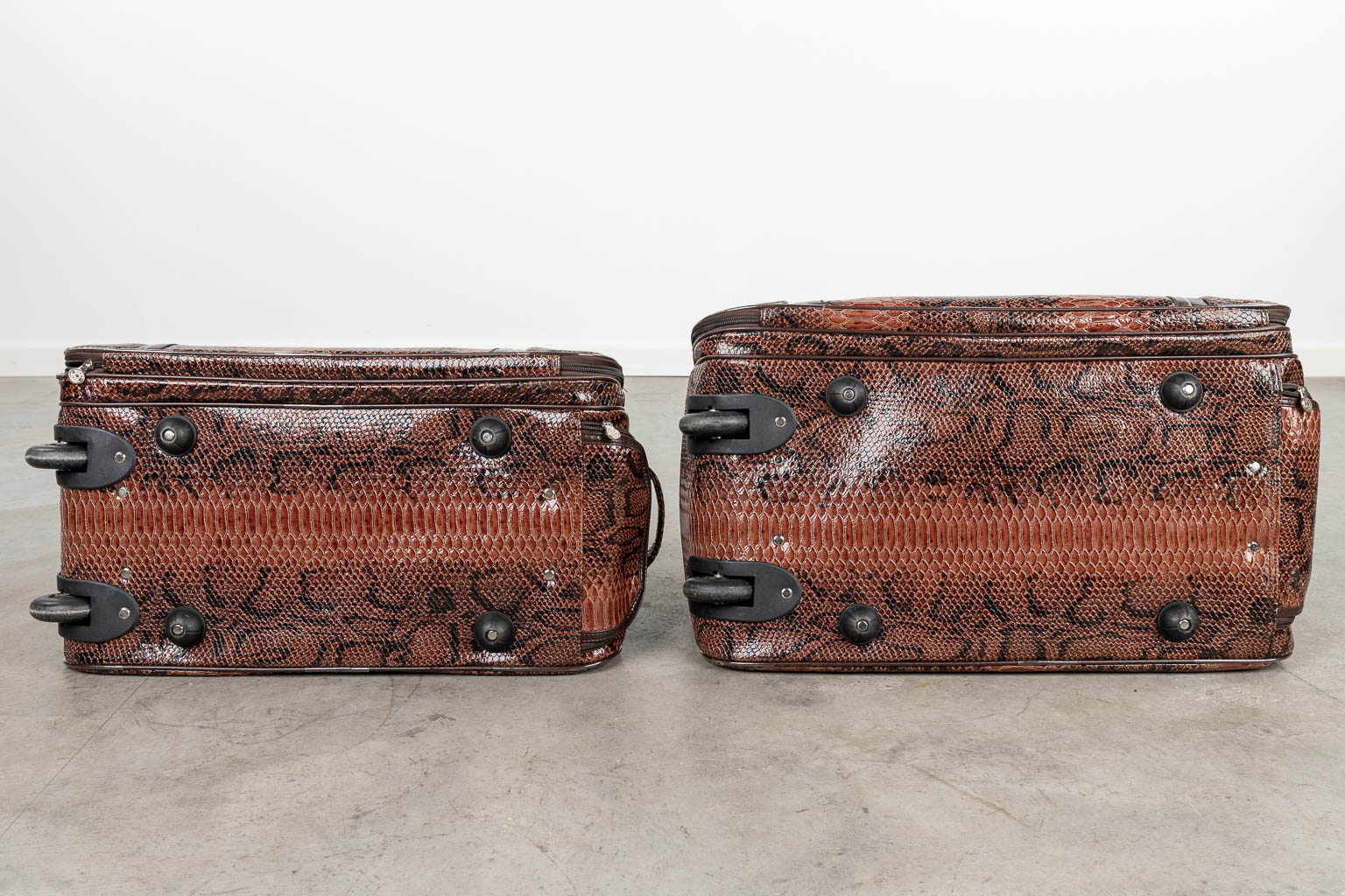 Een collectie van 2 reistassen gemaakt uit leder door Montblanc. (H:34cm)