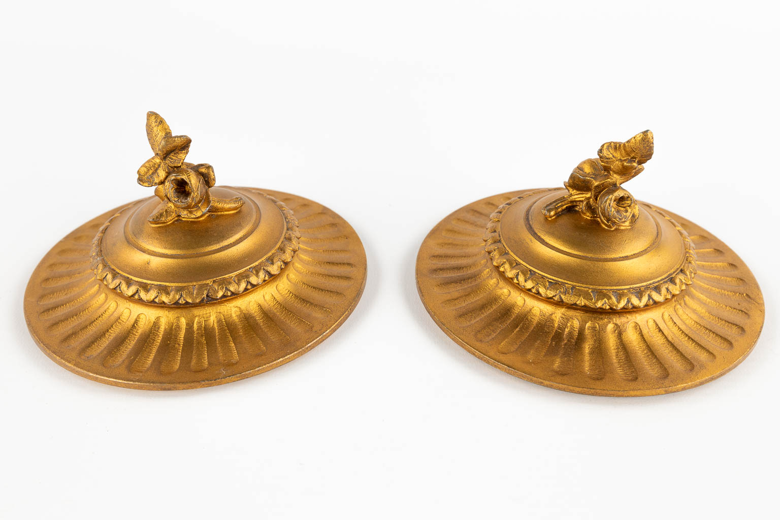 A pair of neoclassical cassolettes, gilt spelter. Circa 1900. (D:16 x W:20 x H:22 cm)
