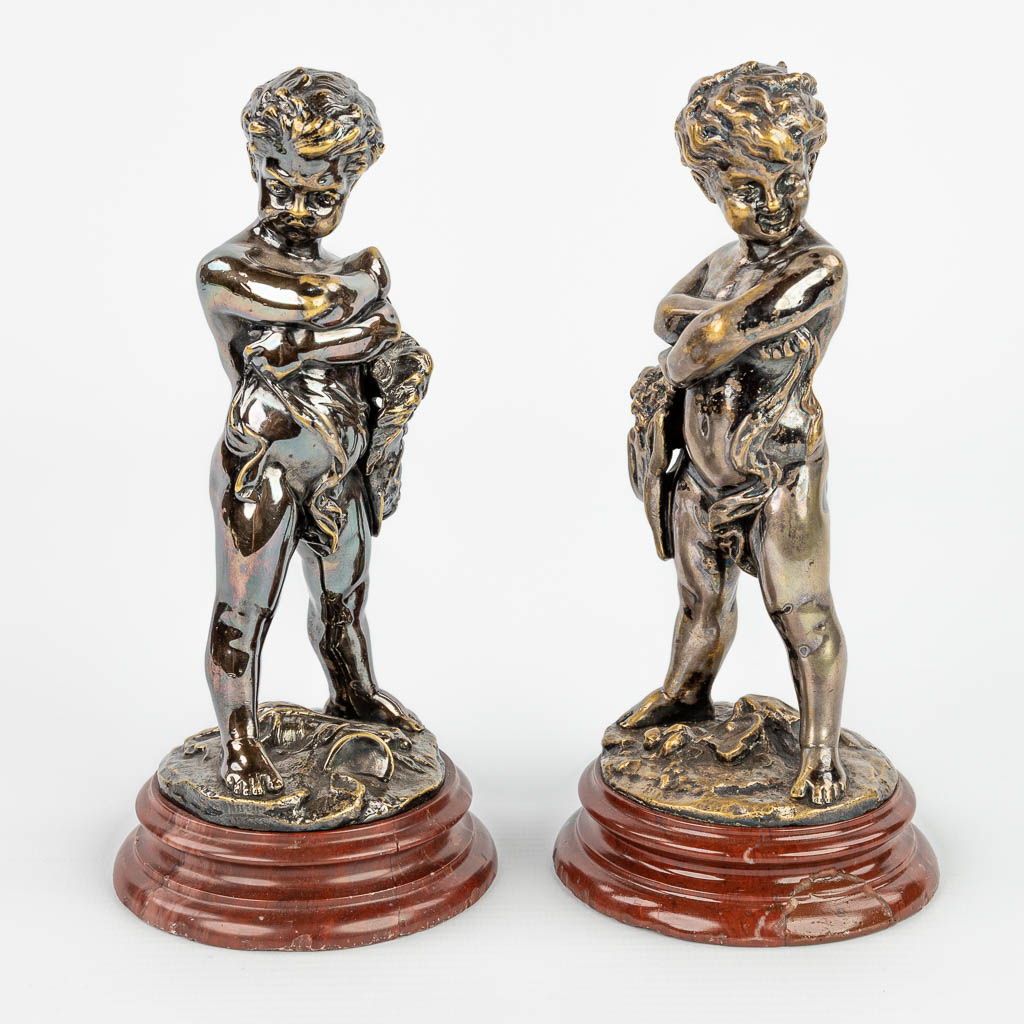Louis KLEY (1833-1911) 'Gemaskerd Theater' een paar verzilverde bronzen beeldjes gemonteerd op een marmeren basis. (H: