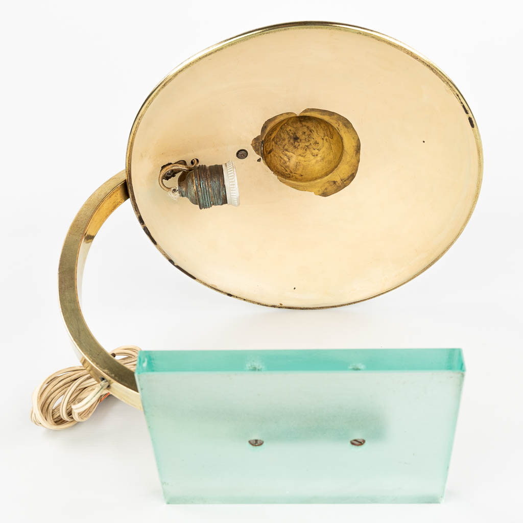 Een tafellamp gemaakt uit metaal en gemonteerd op een glazen voet, in de stijl van Egon Hillebrand. Periode 1950. (H:33cm)
