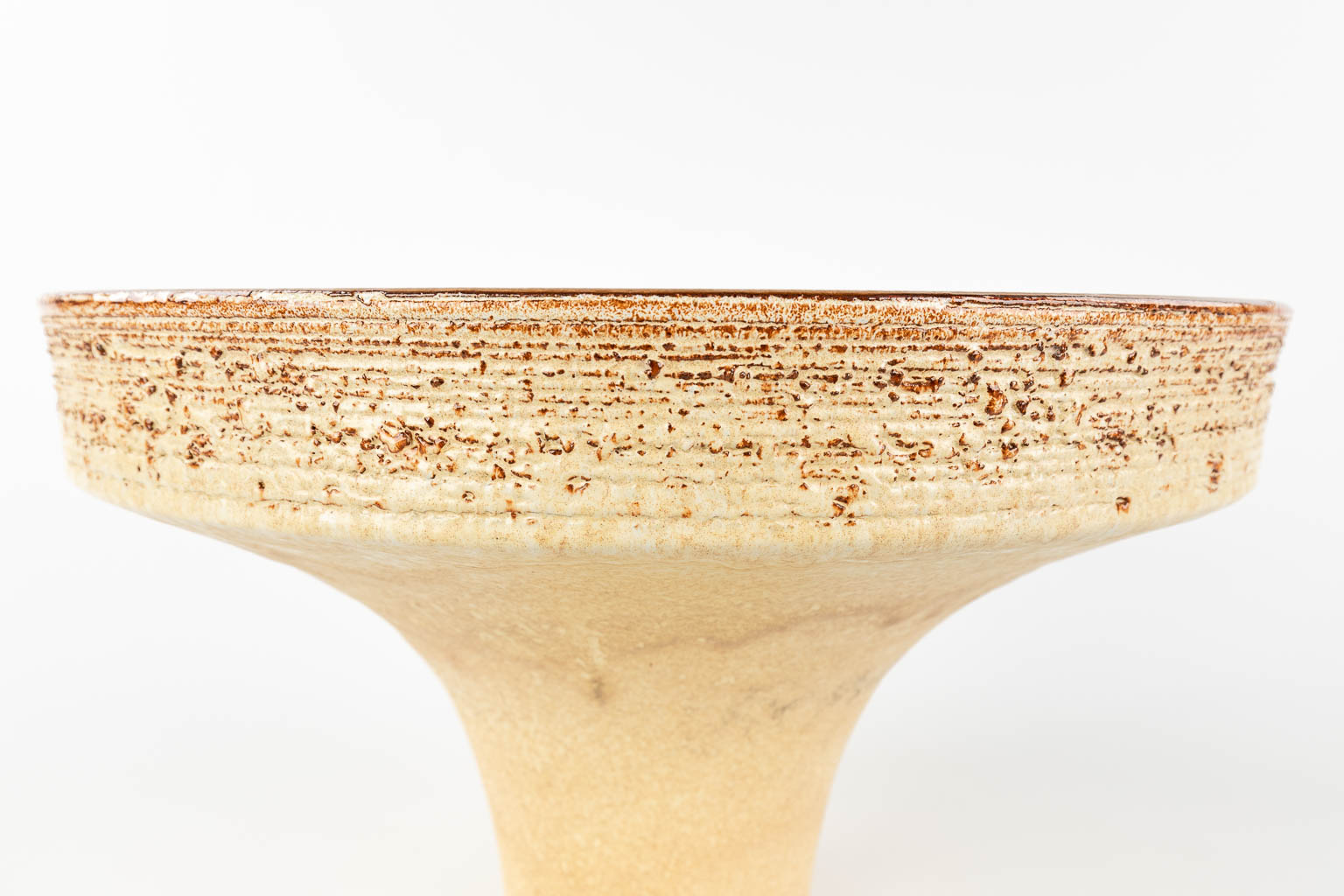 Rogier VANDEWEGHE (1923-2020) Vaas in een staander uit metaal, voor Amphora. (W: 43 x H: 25 cm)