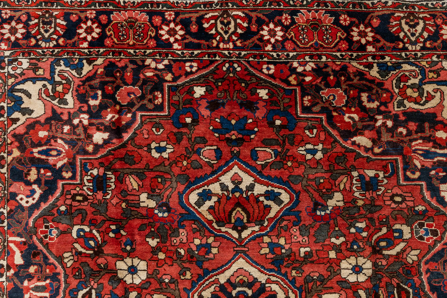 Een Oosters handgeknoopt tapijt. Bakthiari (D:332 x W:232 cm)