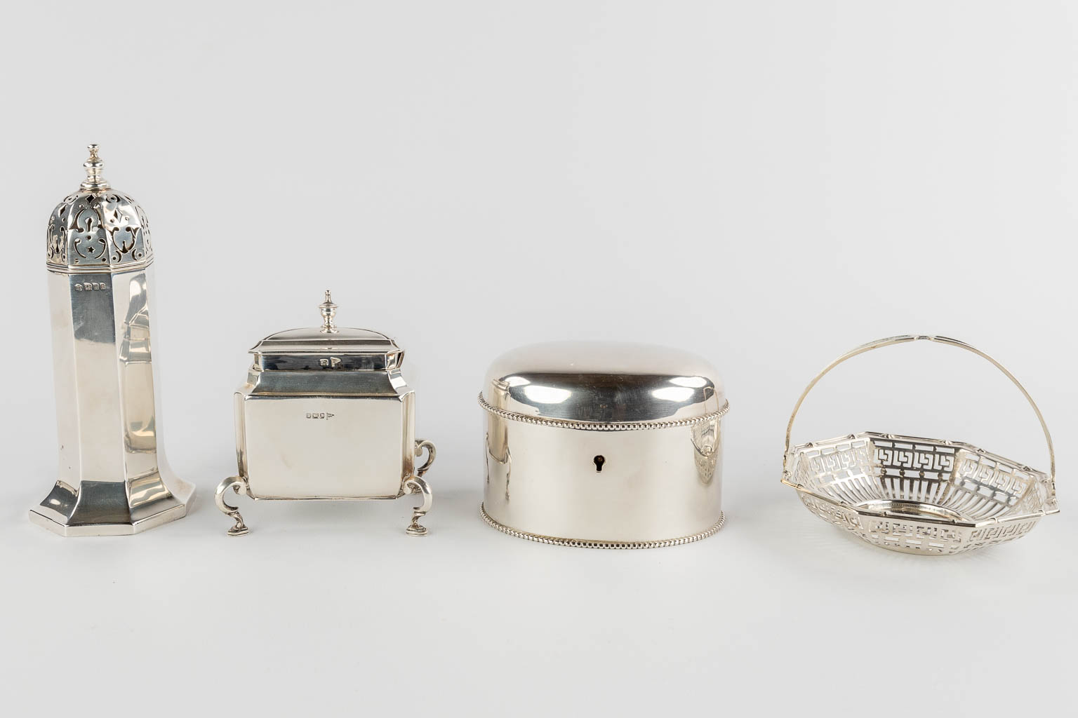 Large collection of silver items, Mostly England. 19th C. Total gross weight: 2915g. (W:22 x H:14 cm)