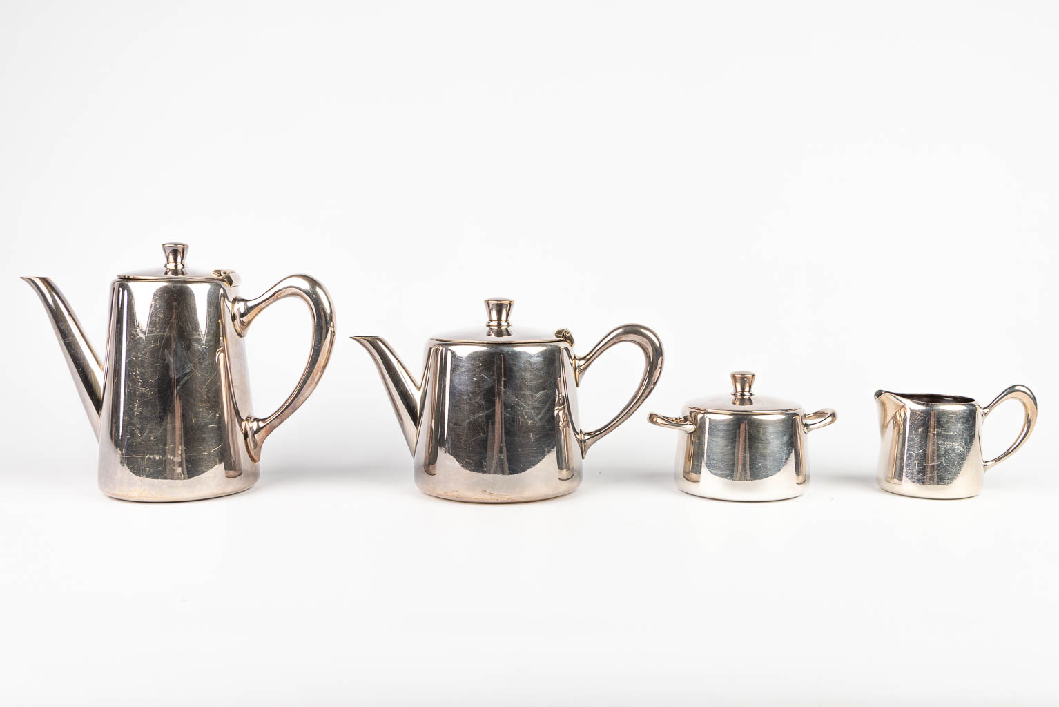 A coffee and tea service made of silver-plated metal and marked Christofle. (H:18cm)