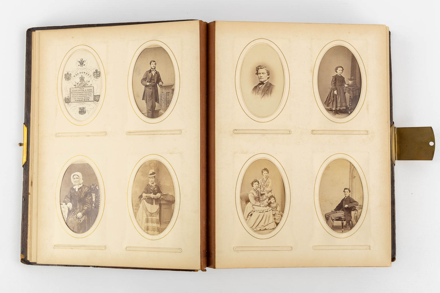 Een collectie fotoboeken, waarvan 1 met een muziekdoos. (W:24 x H:30 cm)
