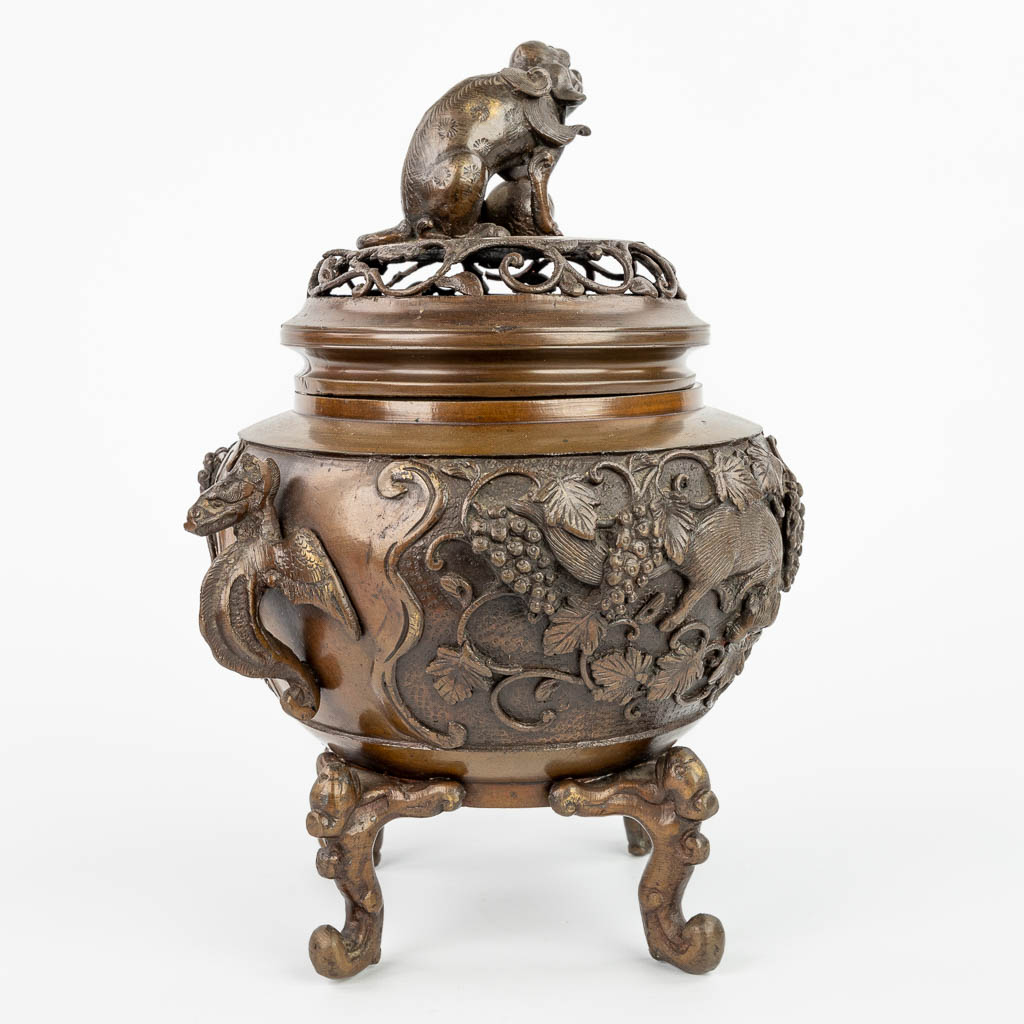 An Oriental brûle-parfum made of patinated bronze and decorated with figurines. (H:28cm)