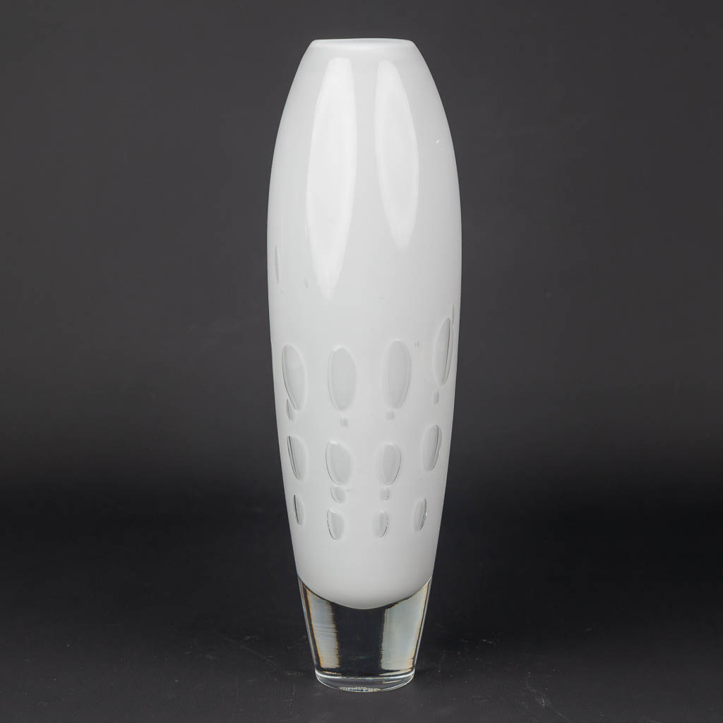 Een vaas gemaakt uit glas en gemerkt Villeroy & Boch (H:32cm)