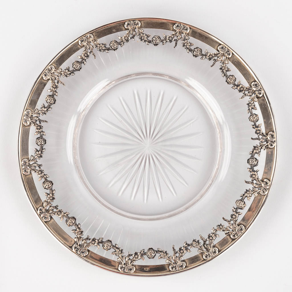 Een kleine opslagdoos, glas gemonteerd met zilver, decor van guirlandes. Frankrijk. (H:13 x D:11,5 cm)