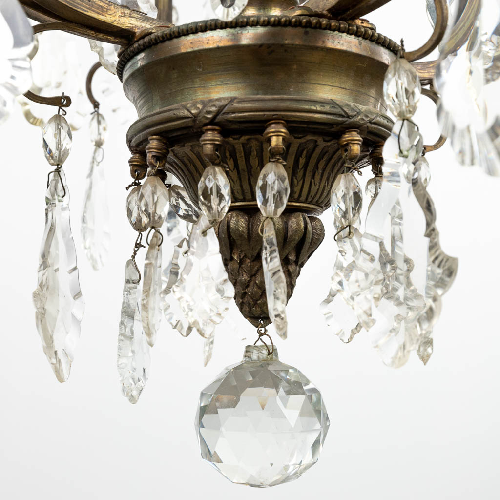 Een grote luchter gemaakt uit brons en versierd met geslepen glas, 16 lichtpunten (H:120cm)