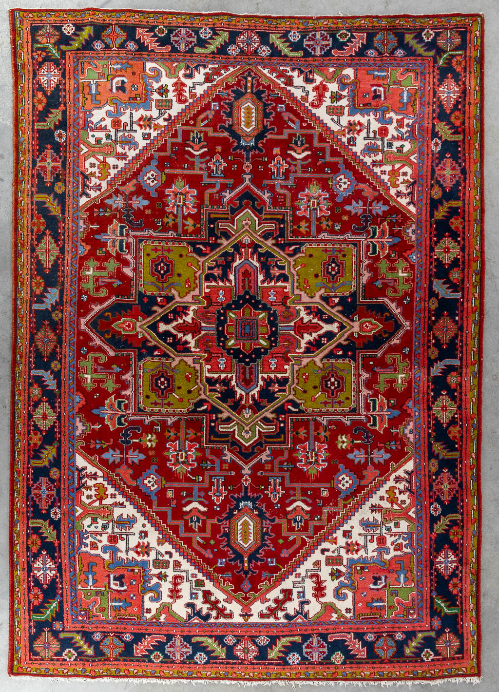 Lot 214 Een Oosters handgeknoopt tapijt, Heriz. (L:350 x W:252 cm)