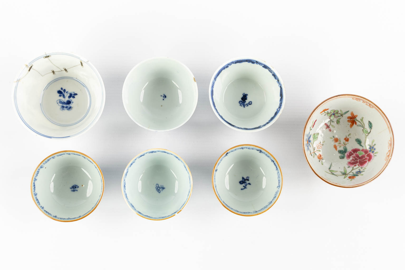 Seven cups and a saucer, Chinese porcelain, Kangxi, Yongzheng and Qianlong period. 18th C. (H:4,5 x D:8,7 cm)