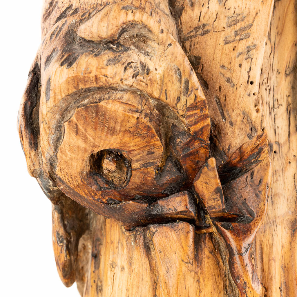Een antieke houtsculptuur van een heilig figuur, waarschijnlijk gemaakt in Oost-Europa (H:66cm)