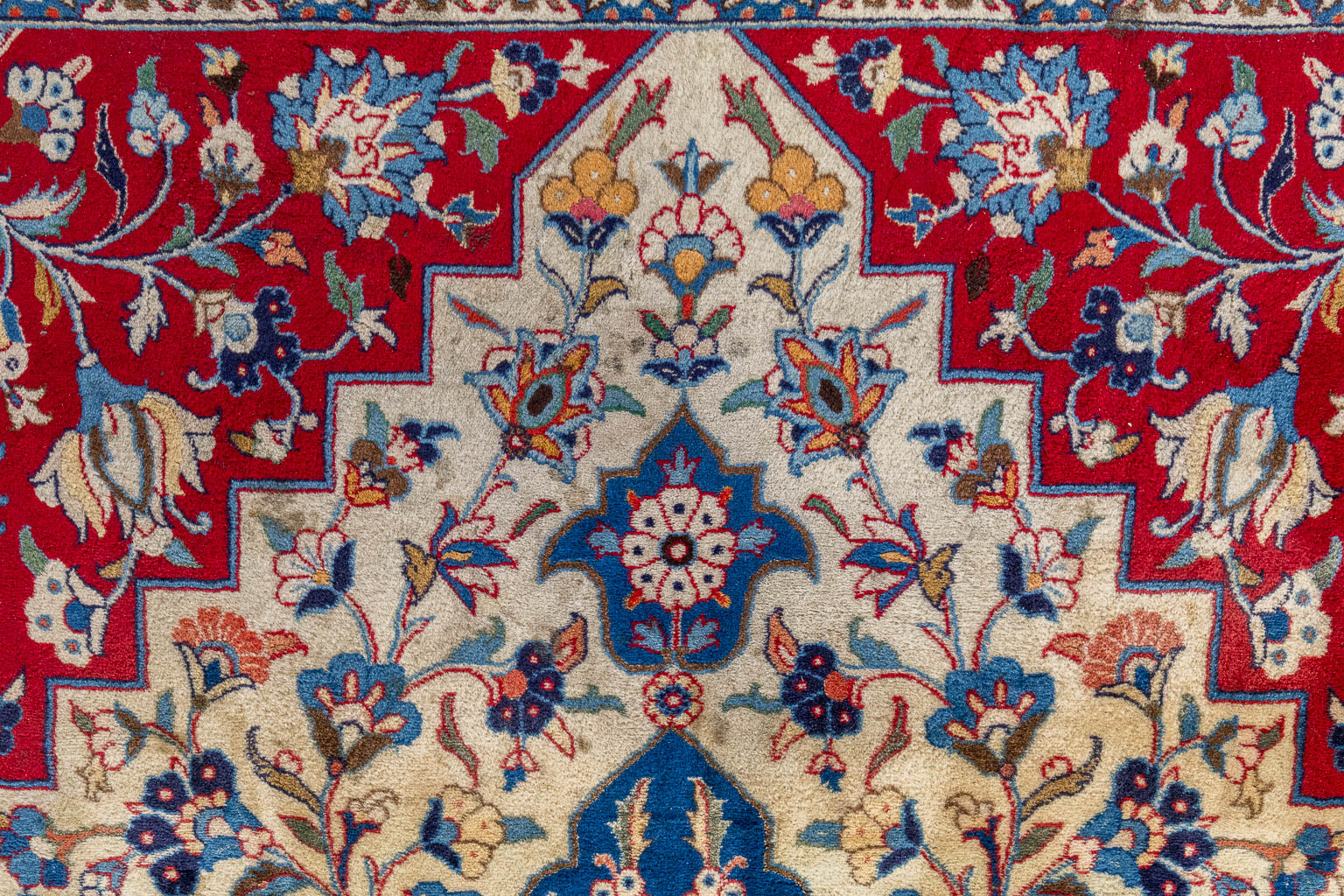 Een Oosters handgeknoopt tapijt, Varamin. (L:298 x W:203 cm)