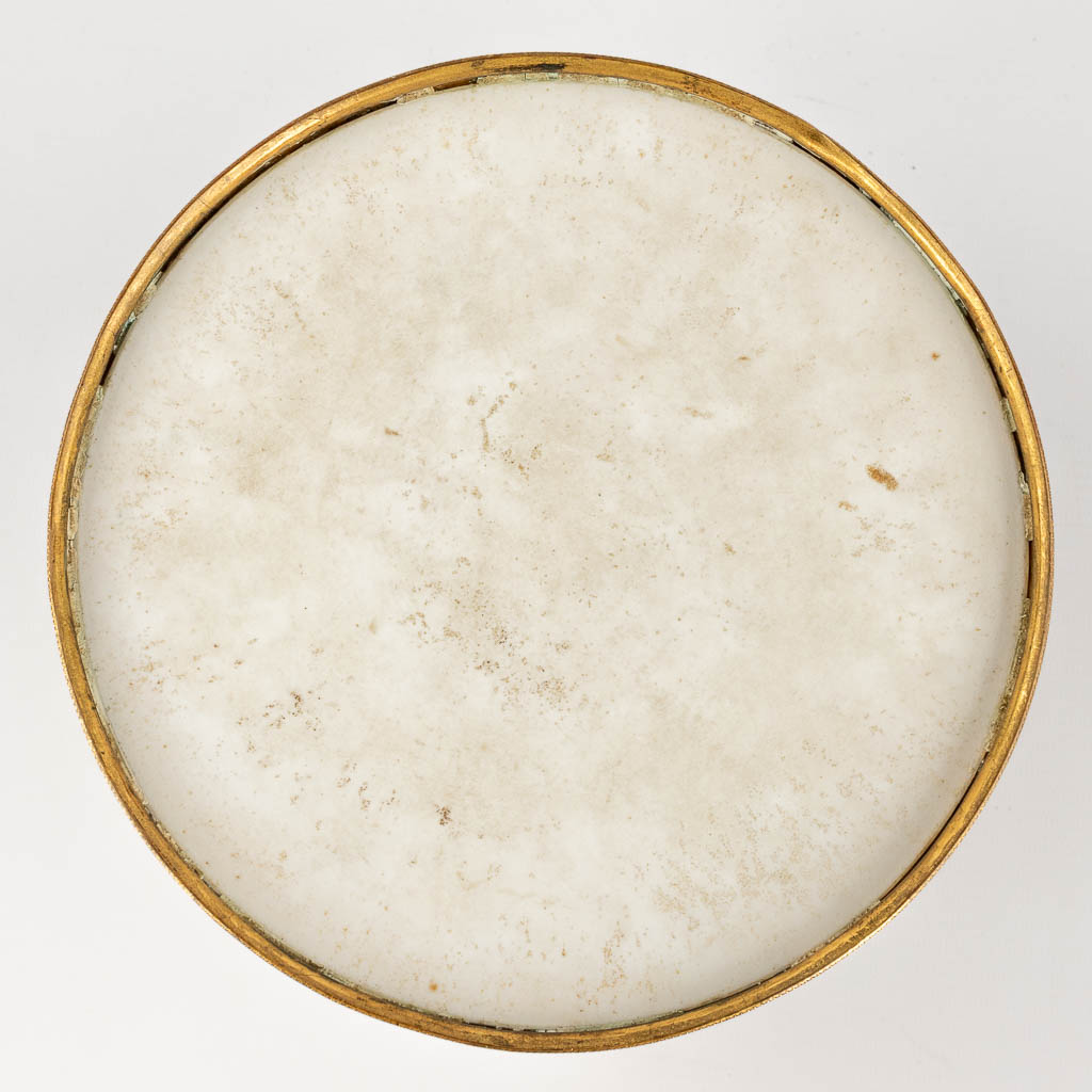 Een juwelendoos, porselein afgewerkt met brons. Handgeschilderde bloemendecors. (H:12 x D:21 cm)