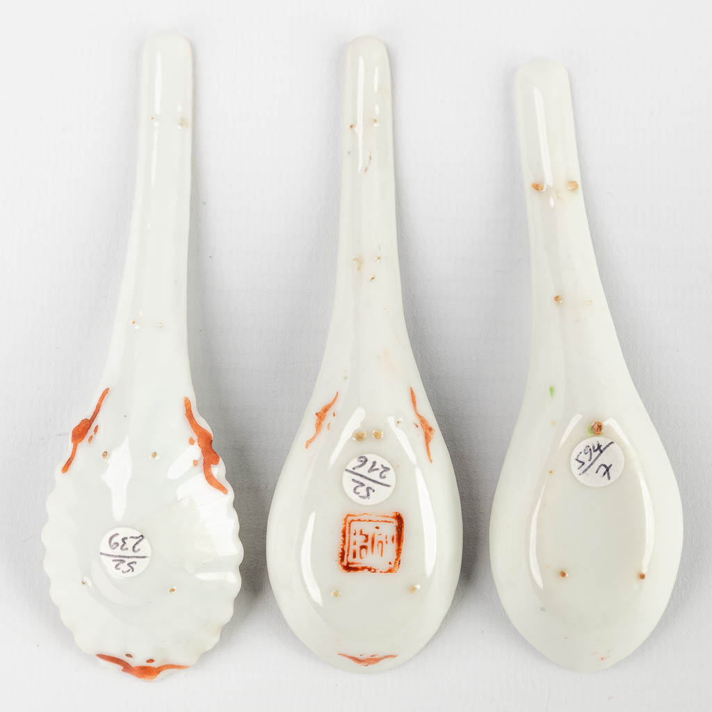 A set of 10 Chinese spoons Famille rose with floral decor for 'Straits of Peranakan' market, 19th C. (L: 12,5 cm)