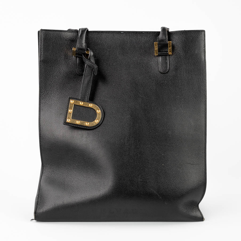 Delvaux, een 'Tote Bag' gemaakt uit zwart leder met vergulde accessoires.  (W:31,5 x H:37,5 cm)