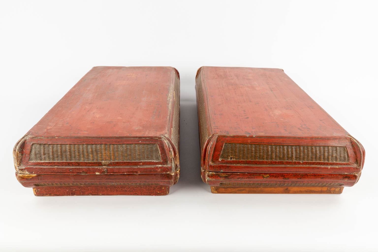 Two antique Chinese boxes with a lid, lacquered wood. (D:28 x W:56 x H:12 cm)