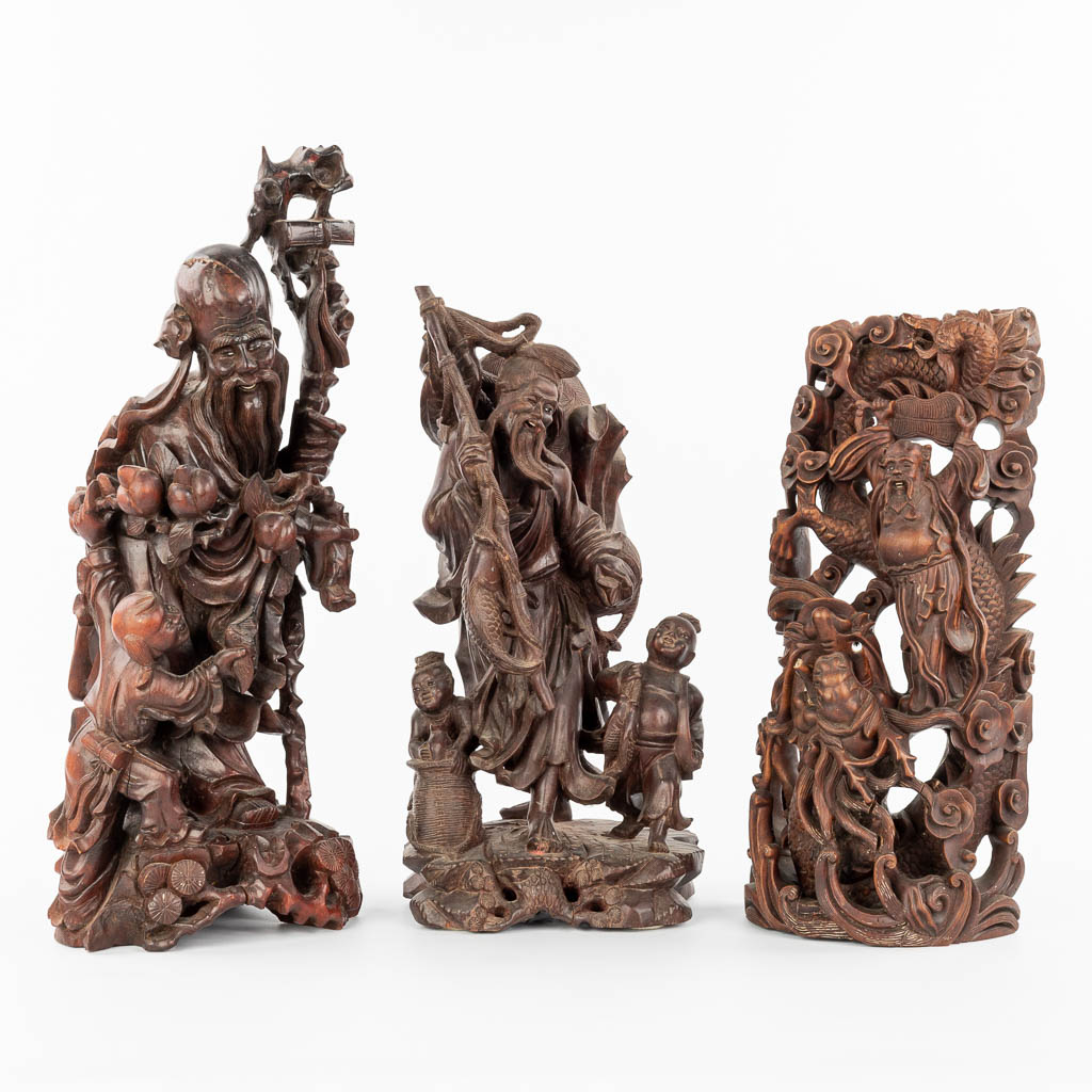 Lot 001 Een collectie van 3 Oosterse houtsculpturen met afbeelding van wijzen. 19de/20ste eeuw. (H:51cm)