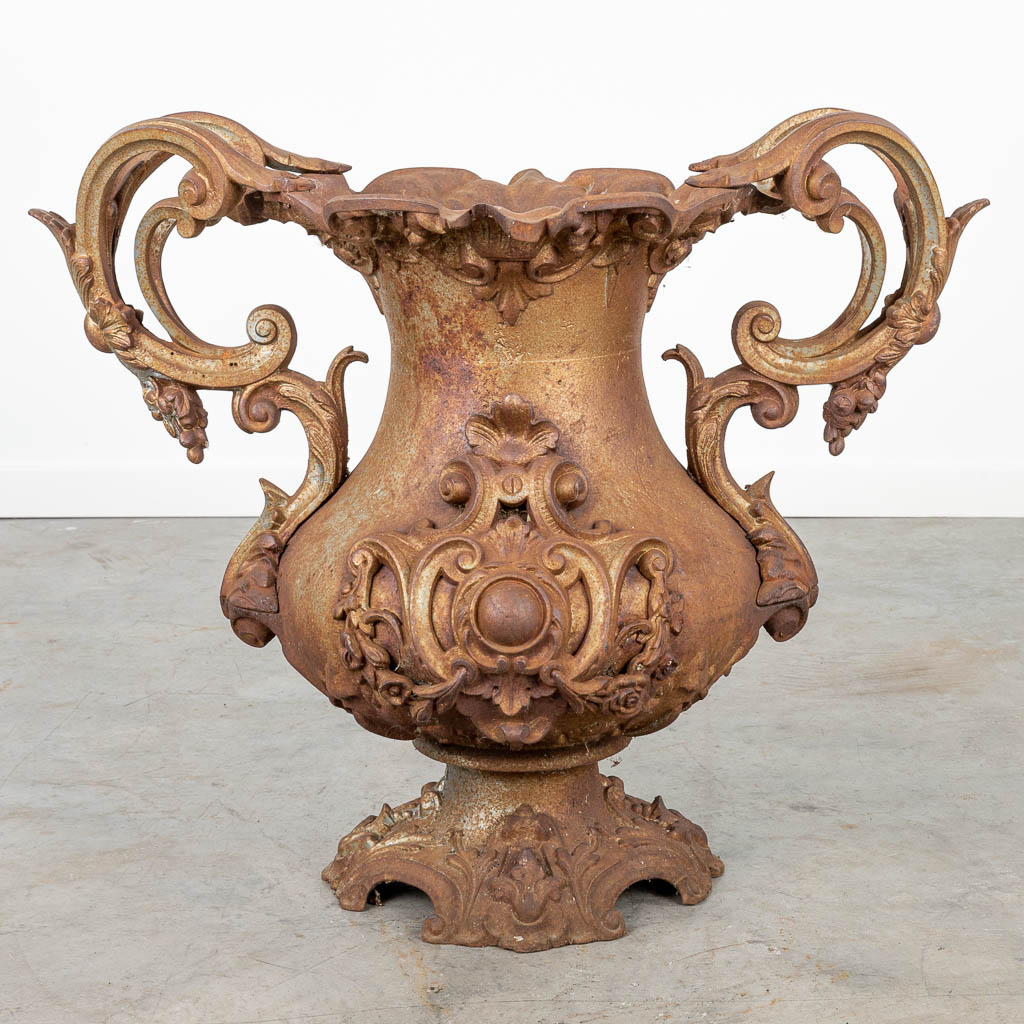 A large garden vase made of cast iron in Louis XV style. (H:58cm)