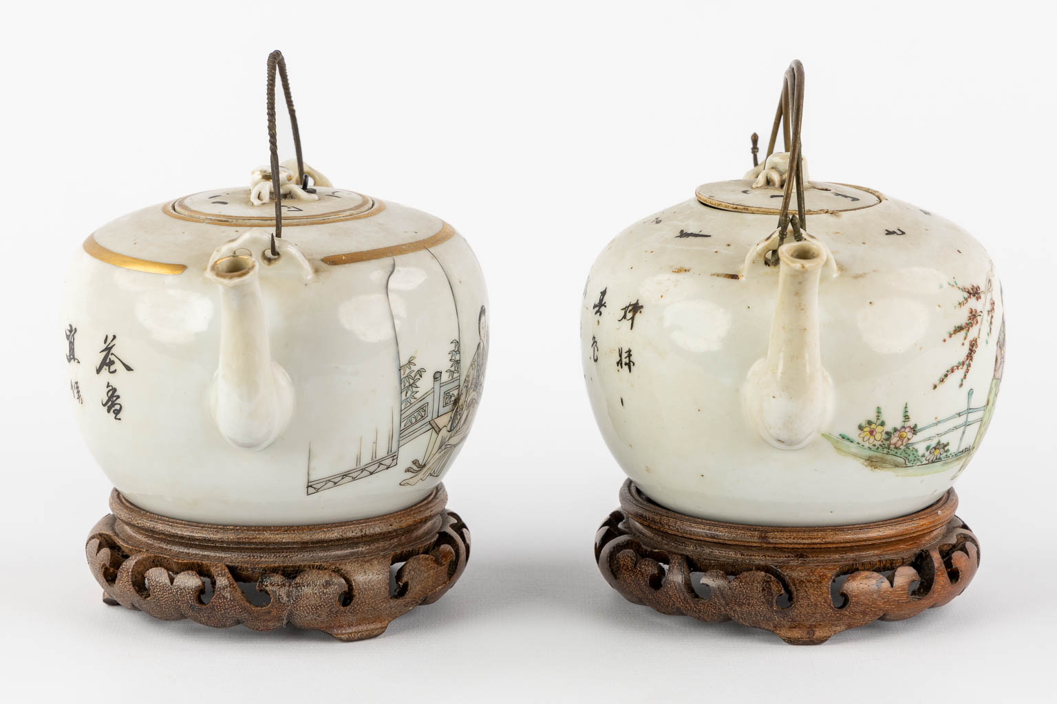 Twee Chinese theepotten met decor van figuren. (L:13 x W:17,5 x H:10 cm)