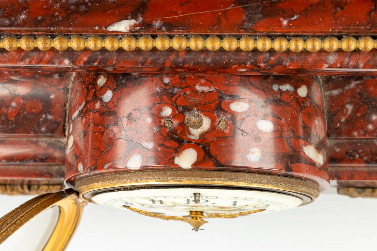 Henry KOSSOWSKI (1855-1921) Een schouw klok gemaakt uit een rode marmer met een beeld gemaakt uit kunstbrons. (H:79cm)