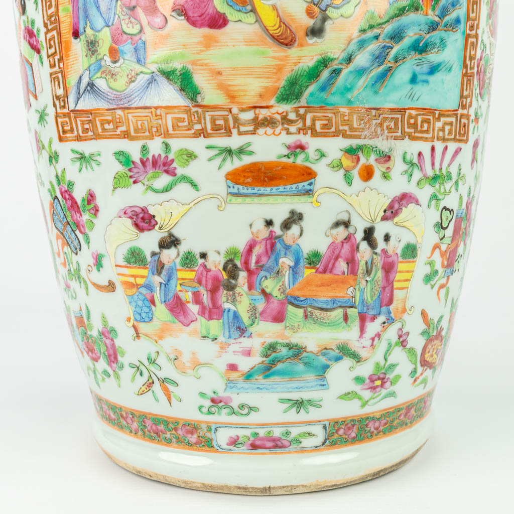 Een Chinese Kanton vaas gemaakt uit porselein en versierd met salamanders, afbeeldingen van de Chinese Keizer (H:63,5cm)