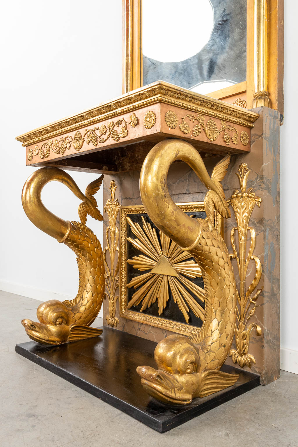 Een console met marmer blad en gedragen door vissen en een hoge spiegel, Empire, Baylanders Spegelfabrik. 19de eeuw. (D:50 x W: