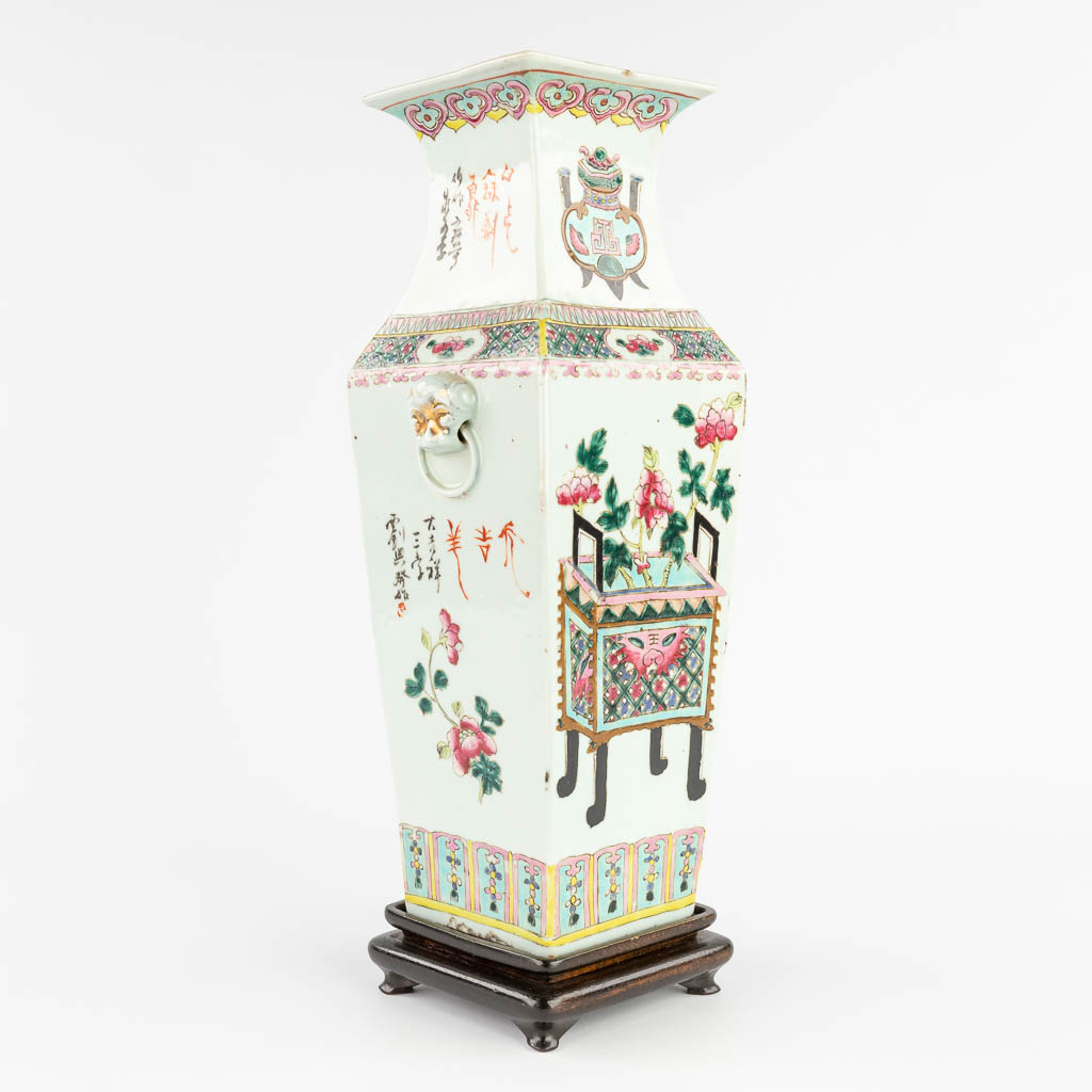 A square Chinese vase Famille Rose, decorated with flower vases. 19th C. (L:17 x W:14,5 x H:42 cm)
