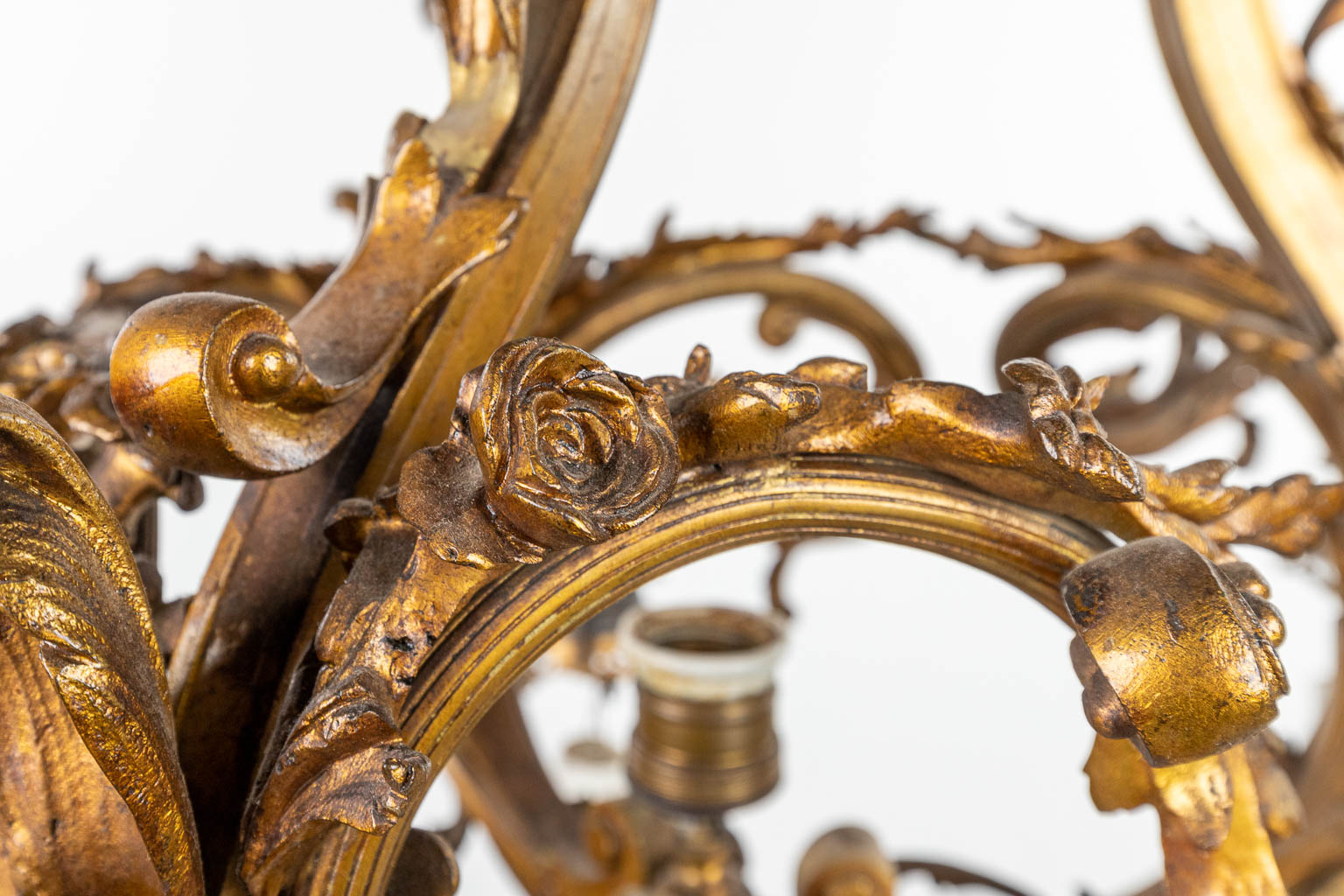 Een grote luchter gemaakt uit brons in Lodewijk XV stijl, en afgewerkt met glazen lampkappen. (H:103cm)