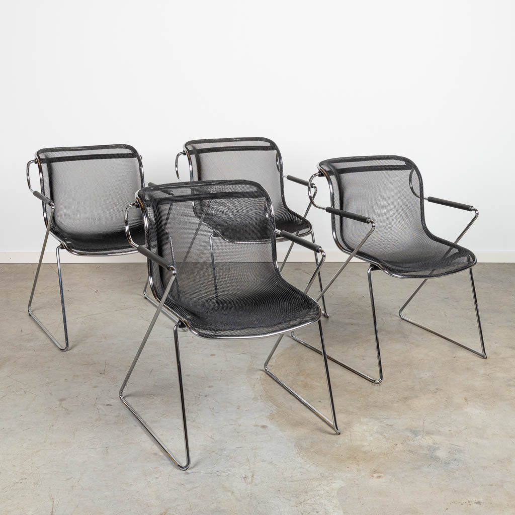 Charles POLLOCK (1930-2013) een collectie van 4 Pénélope stoelen, gemaakt uit metaal. 