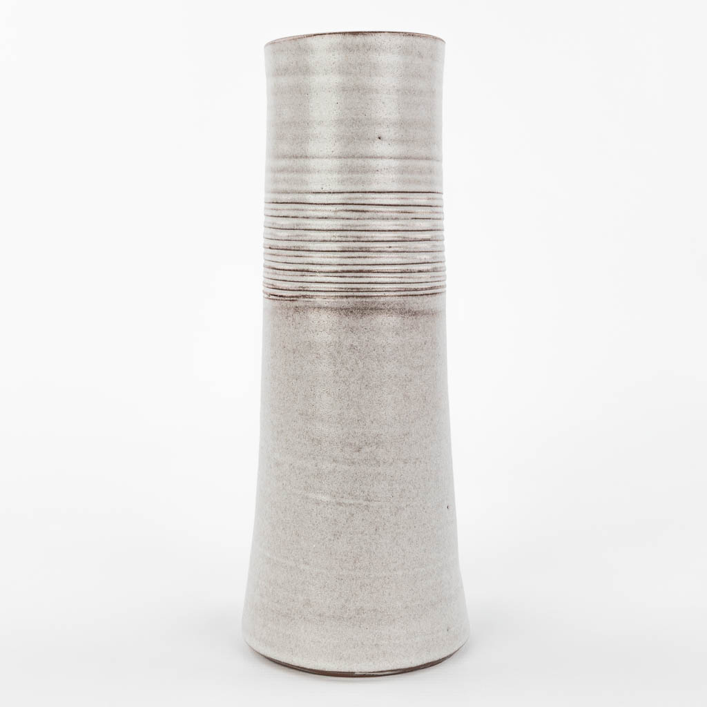 Een mid-century vaas gemaakt uit wit-geglazuurde keramiek en gemerkt Sanchez (H:27cm)