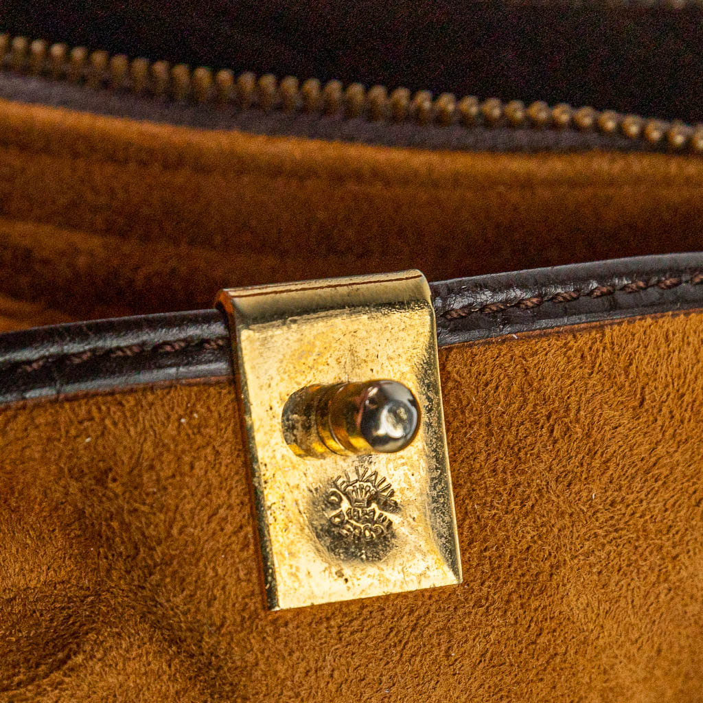 Een handtas gemaakt uit bruin leder en gemerkt Delvaux. Gemonteerd met vergulde elementen. (H:23cm)