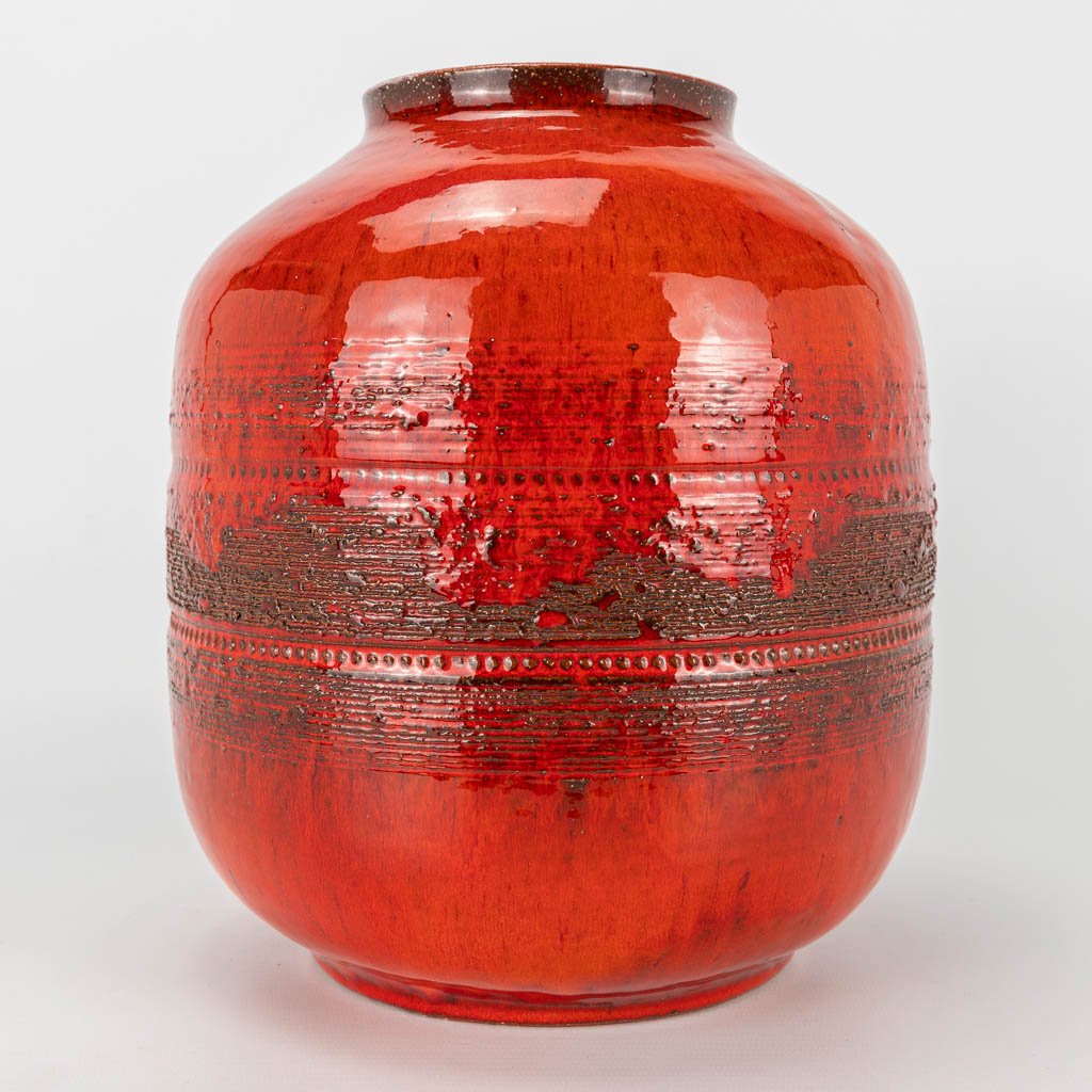 Rogier VANDEWEGHE (1923-2020) een keramische vaas met rode glazuur en gemerkt Amphora