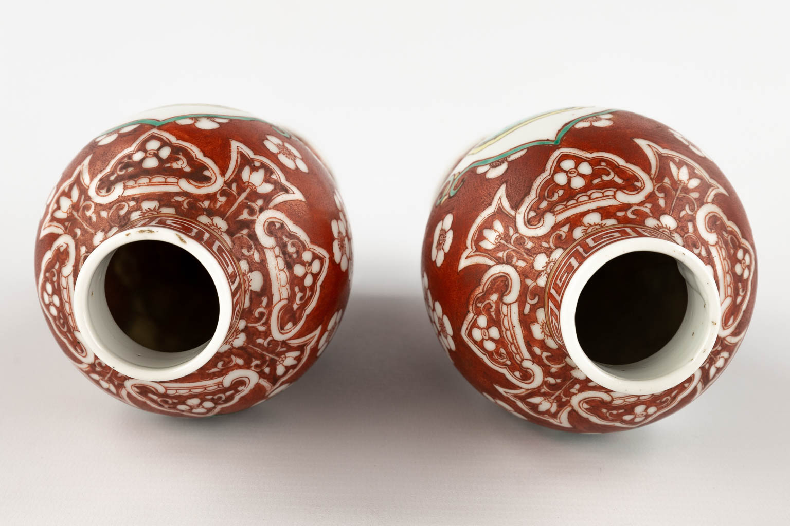 A pair of Chinese porcelain vases, hand-painted decor. Late 'Qing Dynasty'. (H:23 cm)