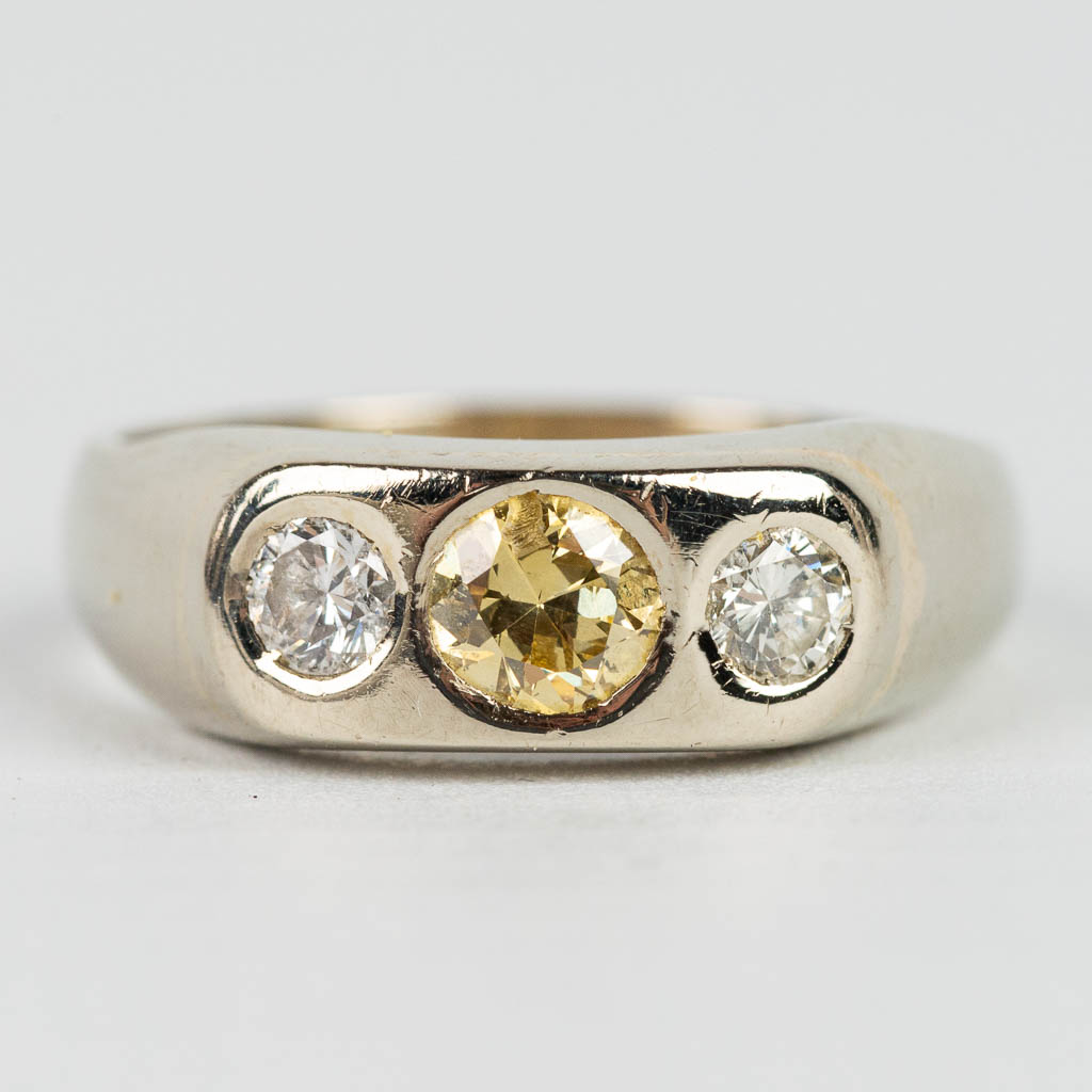 Een ring met 3 briljanten, gemaakt uit wit goud, 18 karaats. 