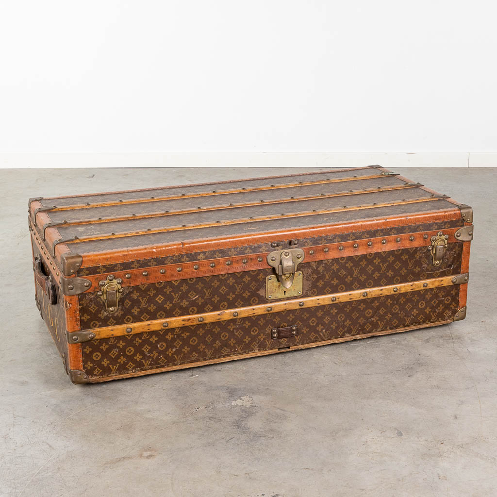 Bekostning mærke hud Louis Vuitton, een reiskoffer, stof met Louis Vuitton logo op hout,  afgewerkt met leder. (L: 57 x W: 111 x H: 36 cm) | Flanders Auctions