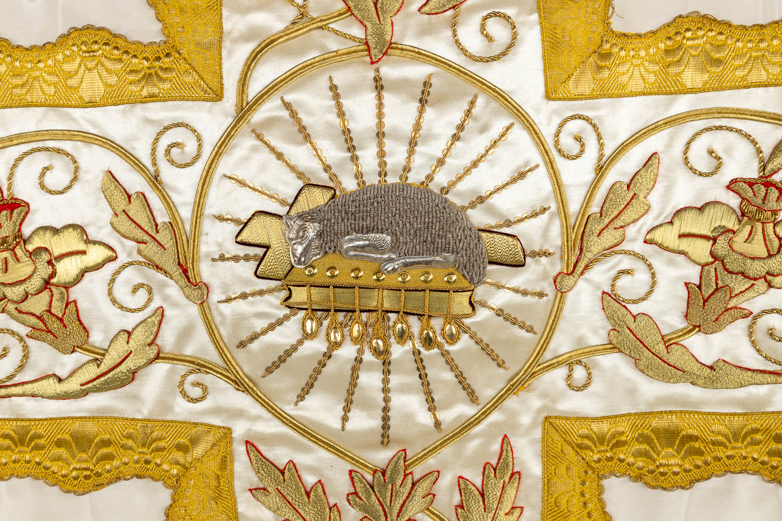 Een Romeinse kazuifel, dik goudbrokaat met een afbeelding van Het Lam Gods. (H:108 cm)