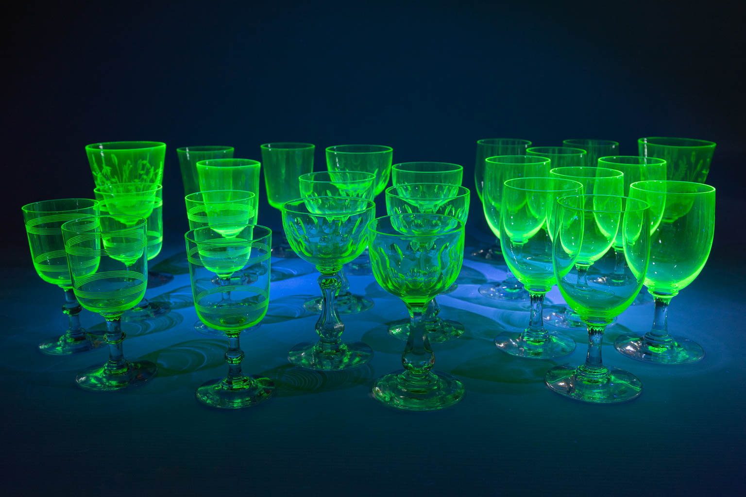 25 stuks 'Uranium glas' waaronder enkele stuks Val Saint Lambert (H:13 cm)