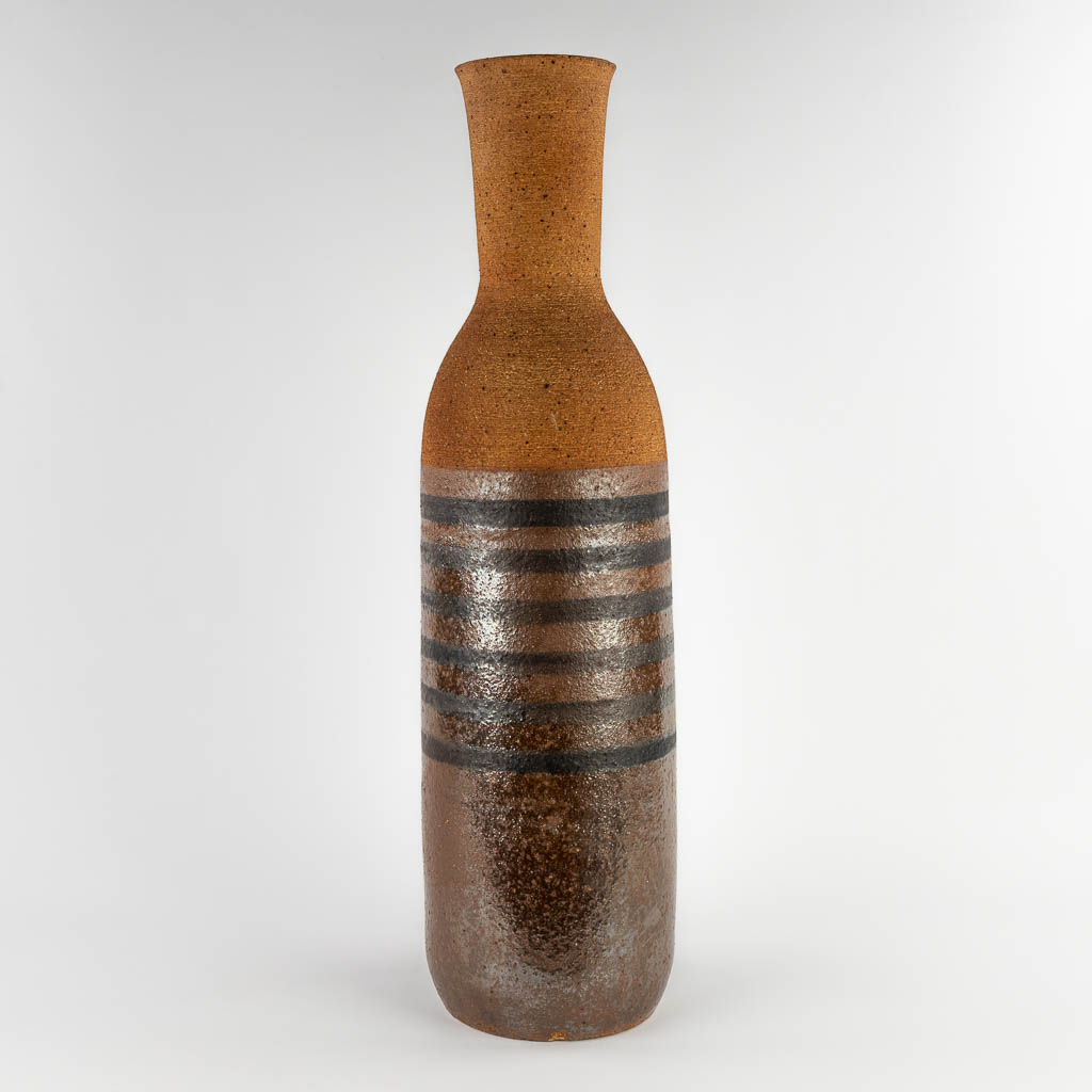 Een uitzonderlijk grote, deels geglazuurde keramische vaas. Circa 1960. (H:85,5 x D:24 cm)