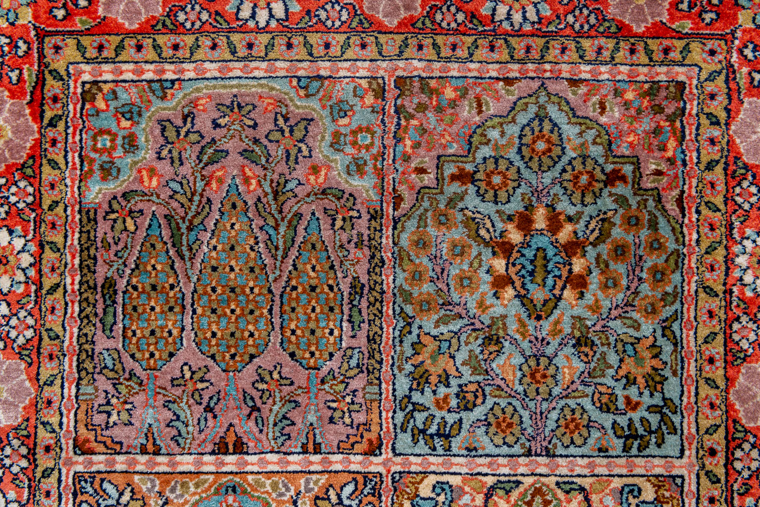 Een Oosters, handgeknoopt tapijt gemaakt in Kashmir. (122 x 77 cm)