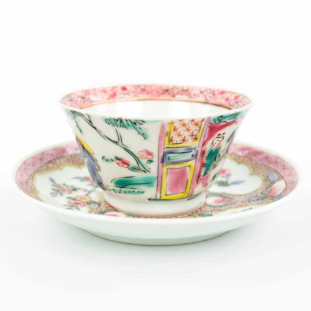 A Chinese cup and saucer with hand-painted decor, probably Qianlong, 18th century. (H:3,5cm)