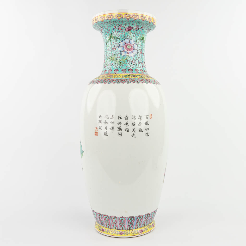 Een Chinese vaas gemaakt uit porselein en versierd met pauwen. (H: 60,5 cm)