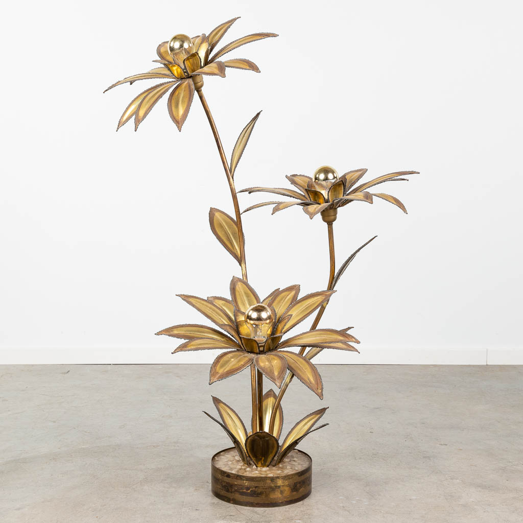 Maison Jansen, een tafellamp gemaakt uit metaal met bloemen.  (L:57 x W:68 x H:112 cm)