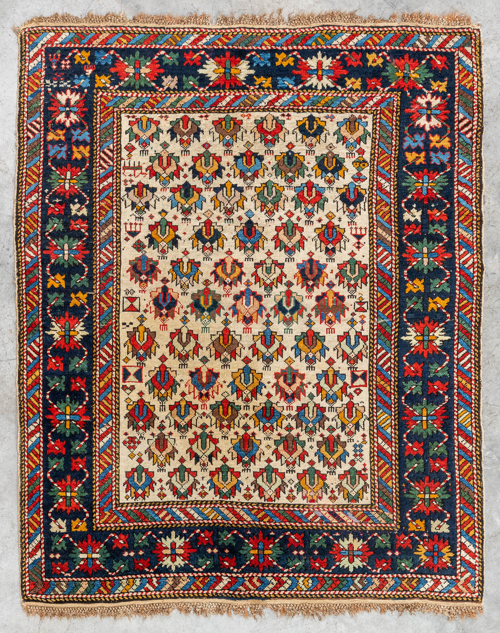  Een Oosters handgeknoopt tapijt, Daghestan. (130 x 105 cm) 