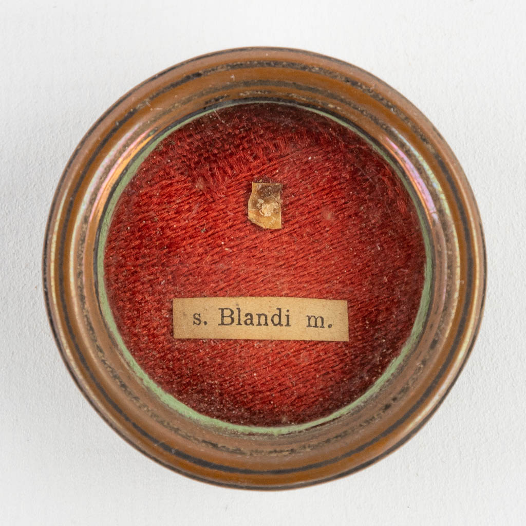 Een verzegelde theca met relikwie: Ex Ossibus S. Blandi M.