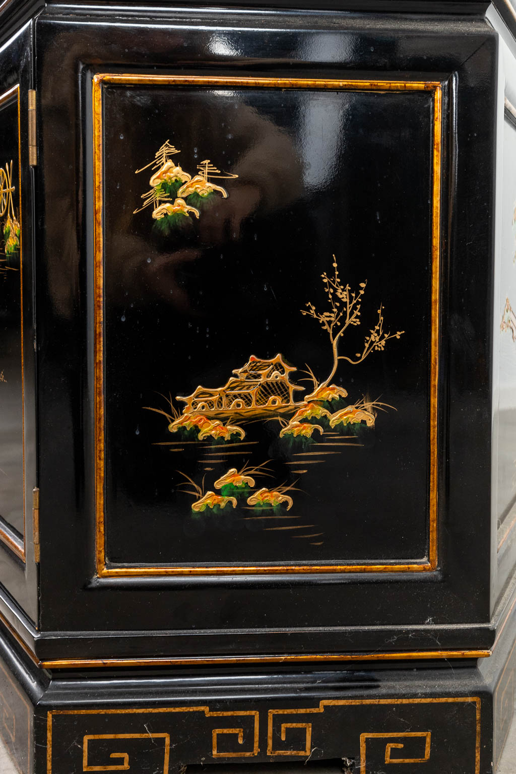 Een zwartgelakte zeshoekige Chinese Pagode vitrinekast, afgewerkt met geschilderd decor. (H:220cm)