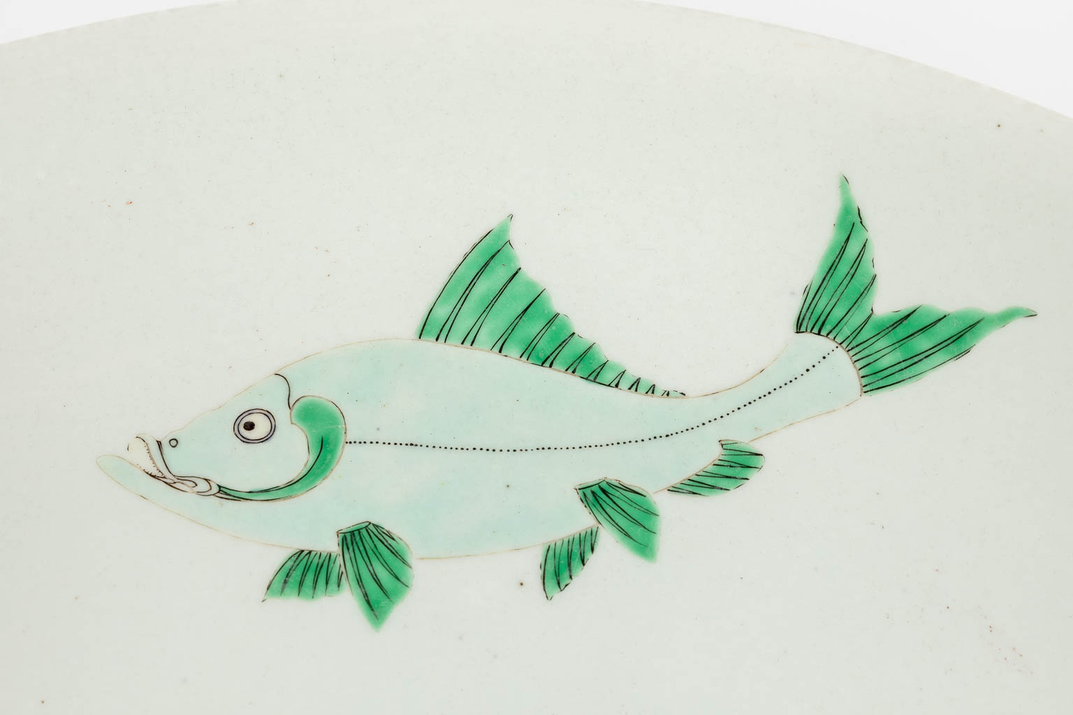 A large Chinese bowl decorated with koi, 19th C. (H:8 x D:40,5 cm)